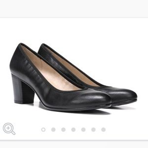 Naturalizer “Naomi” Pump in Black